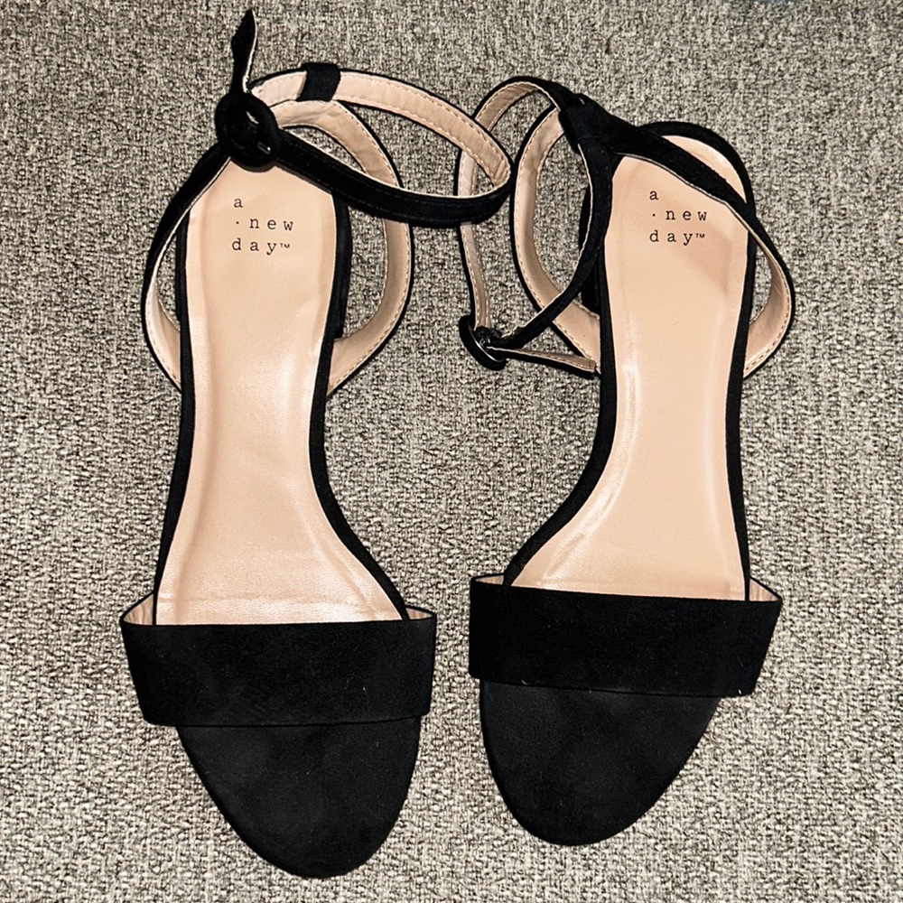 SIMPLE BLACK SANDALS